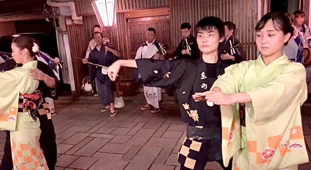 Traditional Japanese festivals attract visitors from all over Japan and around 200,000 turn up for the three-day festival in Toyama. (ANJ)