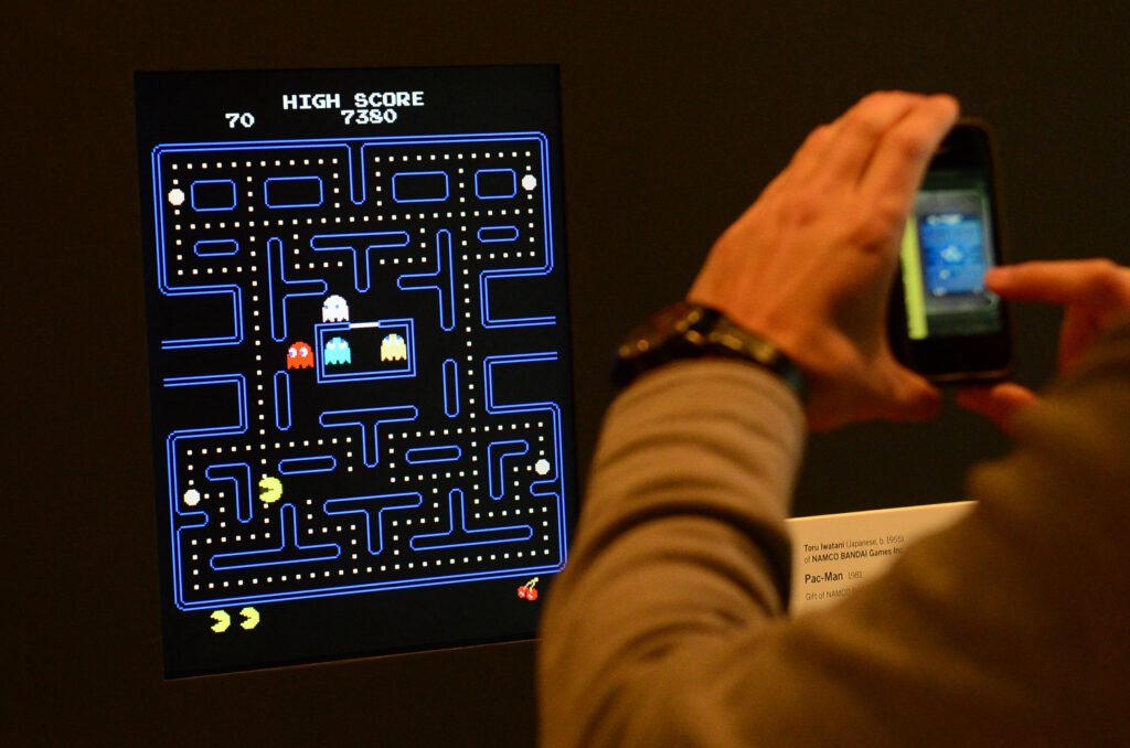 On the first day of screening, Pac-Man himself made an appearance at the Tokyo Metropolitan Plaza in a photo session attended by many people. (AFP)