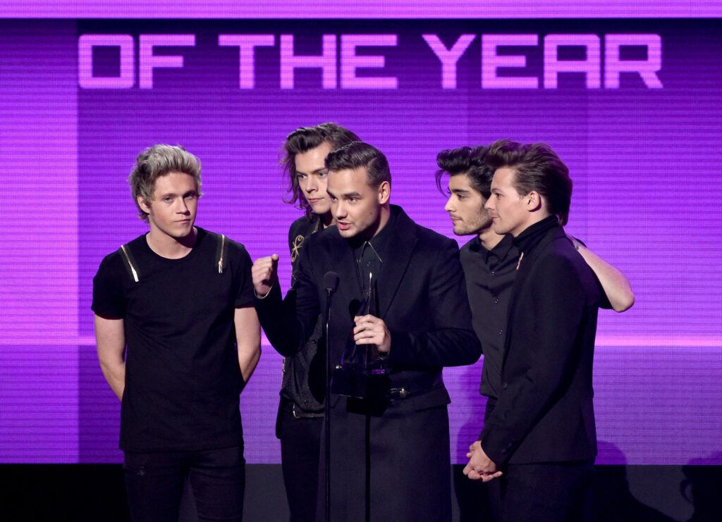 Recording artists Niall Horan, Harry Styles, Liam Payne, Zayn Malik and Louis Tomlinson of One Direction accept the Artist of the Year award onstage at the 2014 American Music Awards at Nokia Theatre L.A. Live on November 23, 2014 in Los Angeles, California. (AFP)