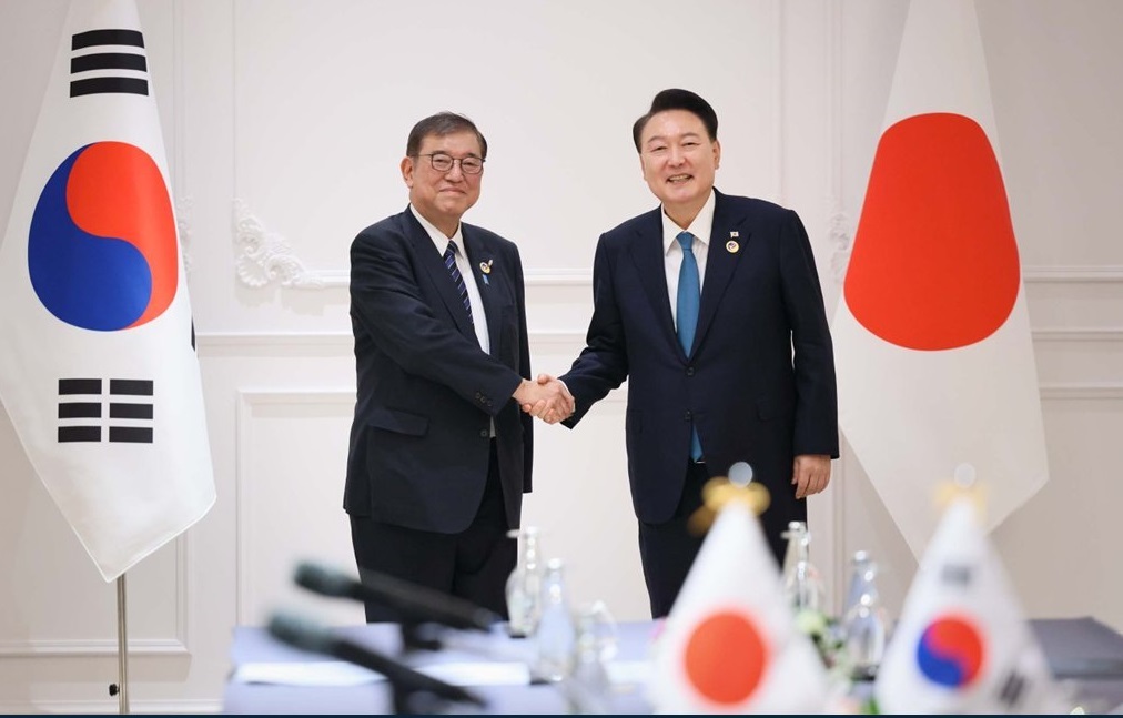 Japanese Prime Minister Shigeru Ishiba and South Korean President Yoon Suk-yeol met in Vientiane, the capital of Laos, on Thursday. (MOFA)
