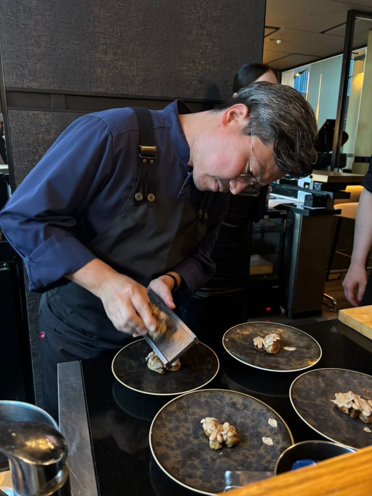 The three brought together the finesse of French gastronomy with the precision and depth of Japanese culinary traditions. (ANJ)