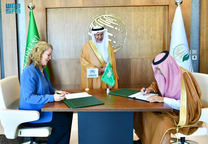 Kelly Clements, UNHCR’s deputy high commissioner, and Ahmed bin Ali Al-Baiz, KSrelief’s assistant supervisor for operations and programs, sign the agreement as KSrelief chief Abdullah Al-Rabeeah looks on. (SPA)