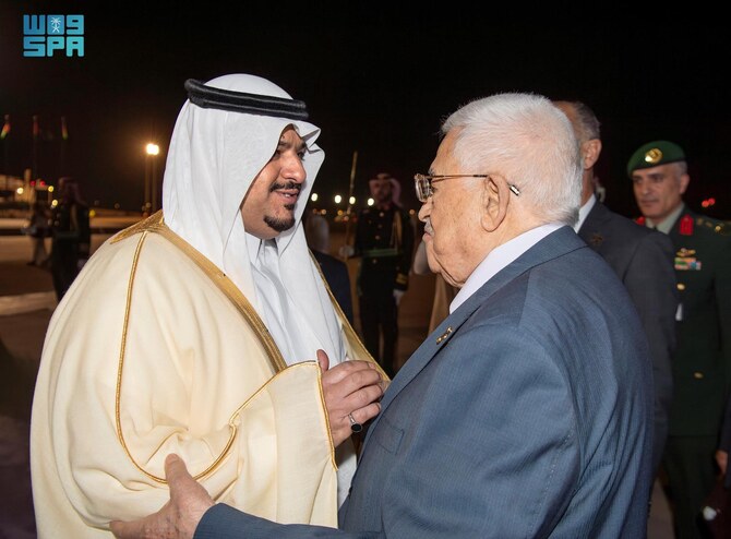 Palestinian President Mahmoud Abbas is welcomed on arrival in Riyadh on Sunday evening. (SPA)