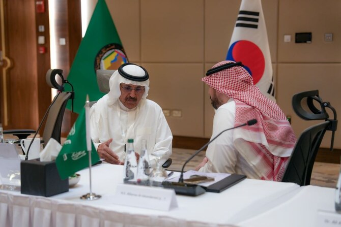 Abdel Aziz Hamad Aluwaisheg, assistant secretary-general for political affairs and negotiations at the GCC, and Albaraa Al-Iskandarani, deputy minister of international economic affairs at the Ministry of Economy and Planning, at the Korea-GCC Cooperation Seminar at the Marriot DQ Hotel in Riyadh. (AN Photo/Jafar AlSaleh)
