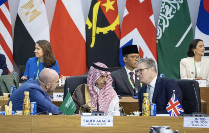 Saudi Foreign Minister Prince Faisal bin Farhan led the Kingdom’s delegation at the first session of the Group of 20 Summit in Rio de Janeiro, which opened on Monday. (SPA)