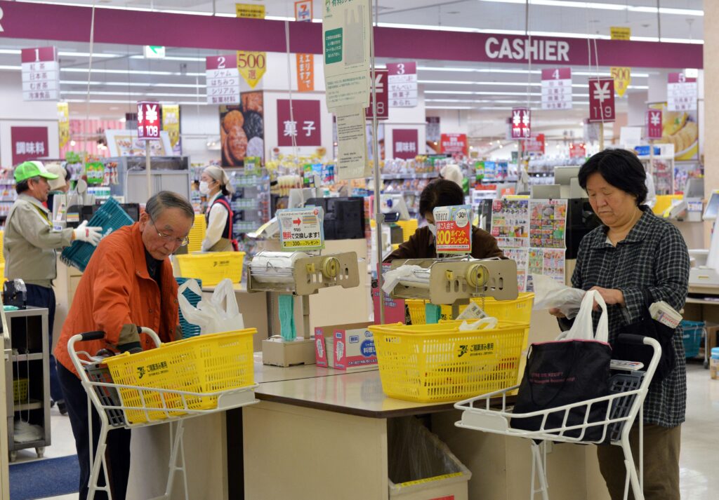 Many customers and fans gathered and showered applause and words of gratitude when the store was closed. (AFP)
