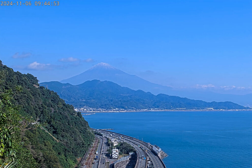 The national weather agency -- which compares conditions in exactly the same location each year -- has not yet announced a new record for the slowest formation of Mount Fuji's famous snowcap, due to cloudy conditions near its monitoring station. (AFP)