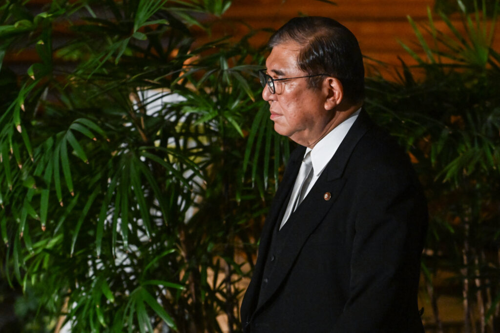 The LDP is considering donating funds that were not reported in political funds reports, totaling around 580 million yen, including to the national treasury, a senior party official said.
