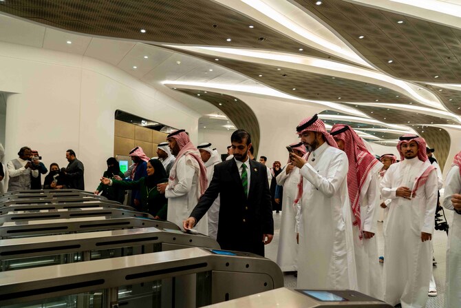 A large group of media professionals boarded a Metro departing from the KAFD station toward King Khalid International Airport as part of an introductory tour organized by the Royal Commission for Riyadh City for journalists on Friday. (AN Photo/Abdulrhman Bin Shalhuob)