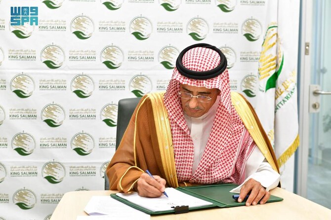 Ahmed Al-Baiz, KSrelief’s assistant supervisor general, signed an agreement to support Yemen’s water and sanitation efforts. (SPA)