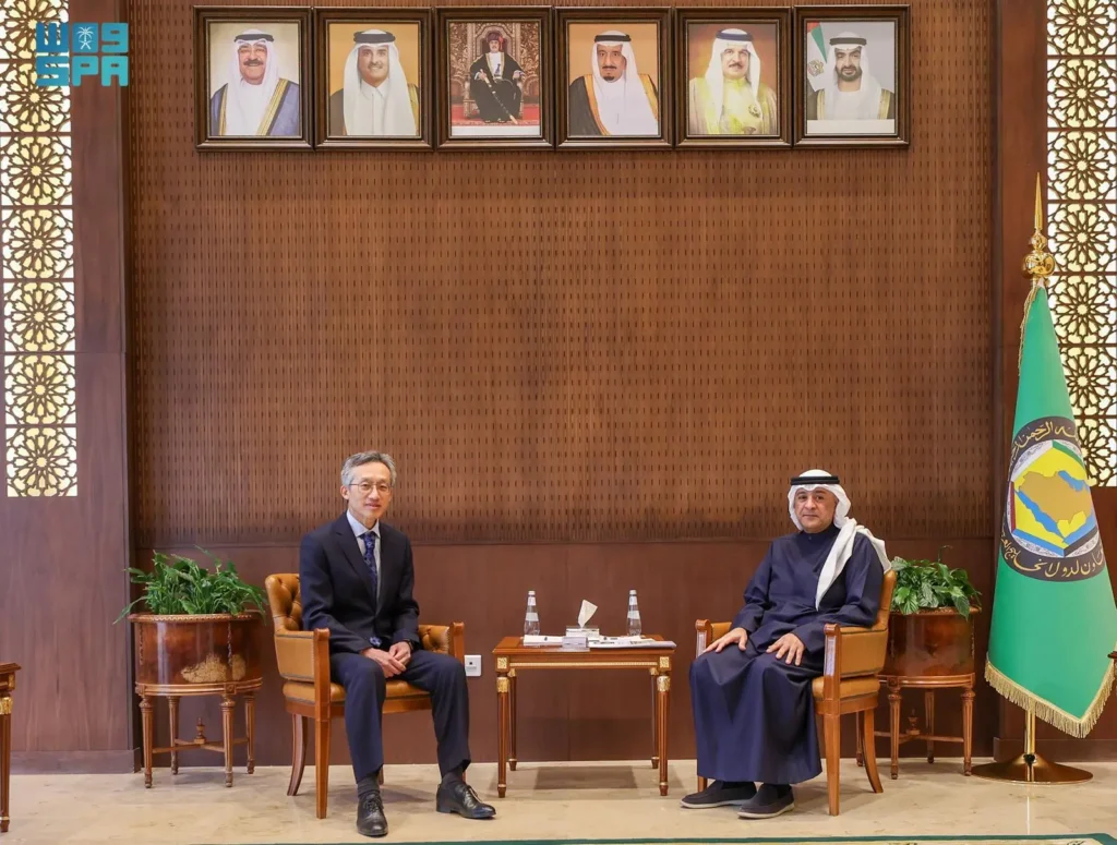 The two officials spoke about ways to enhance relations between the two regions to achieve shared interests. (SPA)