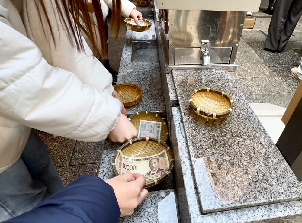It is believed that if you wash actual money – or even credit cards – at one of these shrines of good luck, such as KOAMI JINJA Shrine in Ningyocho district central Tokyo, your fortune will increase in the coming year. (ANJ)