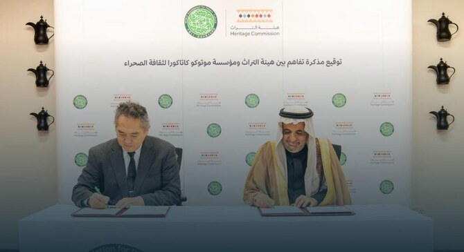 Jasser bin Sulaiman Al-Harbash, CEO of the Heritage Commission, and Hiroshi Nawata, chairman of the Motoko Katakura Foundation in Riyadh, Jan. 5 (Courtesy: @MOCHeritage)