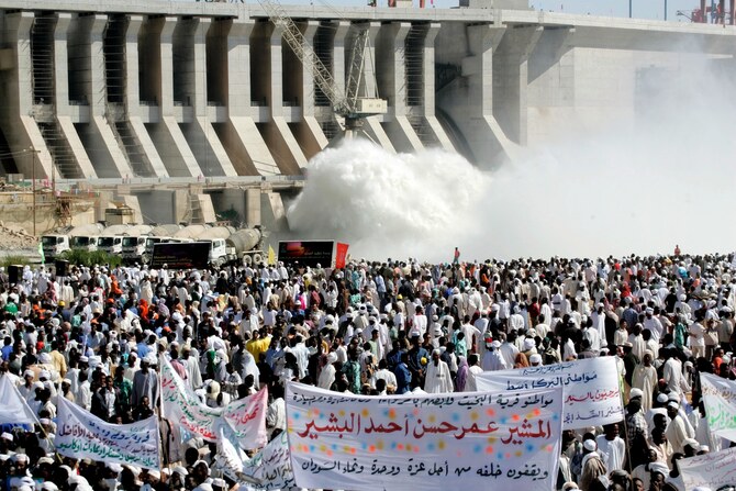 Hundreds of Sudanese attend the opening of the ydroelectric dam on the Nile River at Merowe, north of Khartoum, on March 3, 2009 (File/AFP)