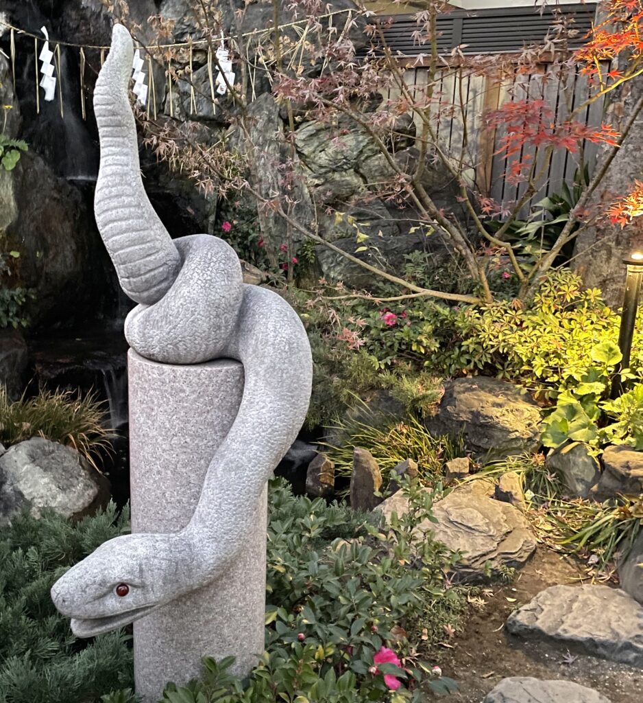 Hebikubo Shrine in Tokyo’s Shinagawa Ward is dedicated to the white snake, which is regarded as a harbinger of good luck. (ANJ)