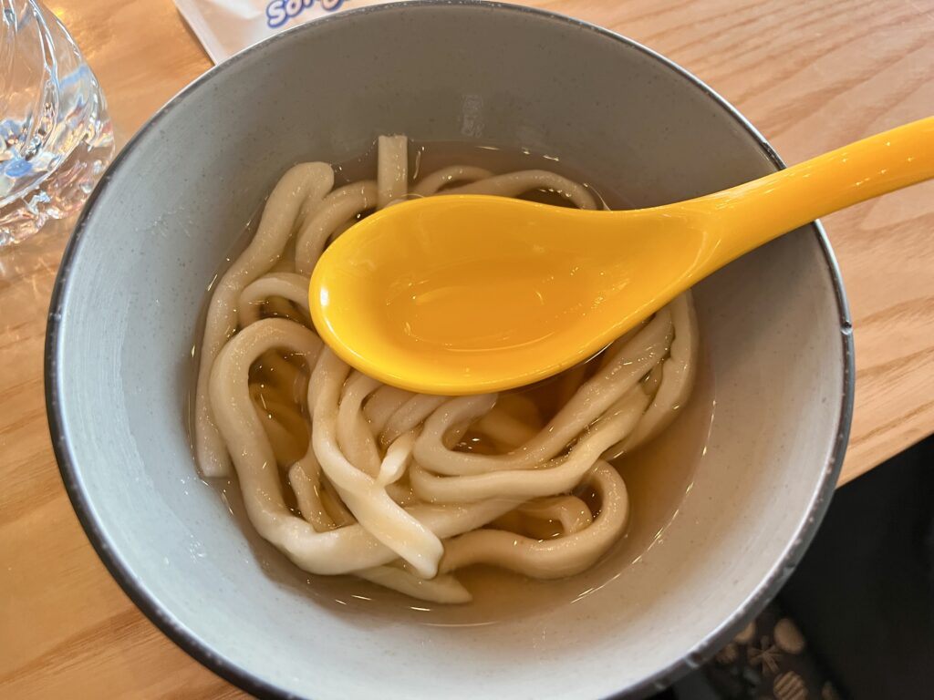Fresh Sanuki udon noodles presented at the event after the chef's live demonstration. (ANJ)