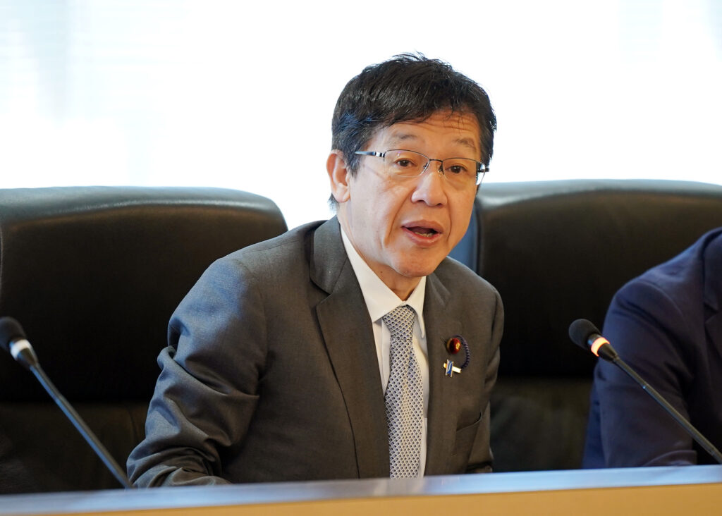 Japan's Parliamentary Vice-Minister for Foreign Affairs MATSUMOTO Hisashi received a courtesy call from 16 UN trainees learning about food security in Egypt, Iraq and Lebanon. (MOFA)