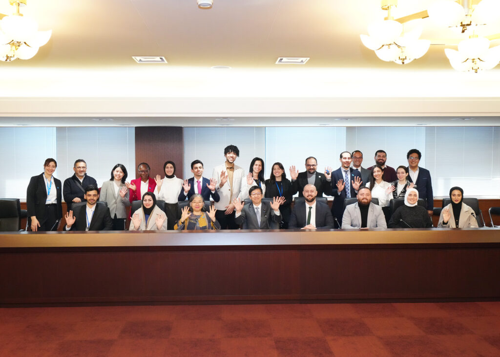 Japan's Parliamentary Vice-Minister for Foreign Affairs MATSUMOTO Hisashi received a courtesy call from 16 UN trainees learning about food security in Egypt, Iraq and Lebanon. (MOFA)