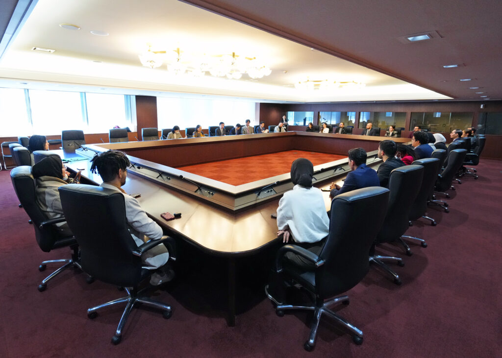 Japan's Parliamentary Vice-Minister for Foreign Affairs MATSUMOTO Hisashi received a courtesy call from 16 UN trainees learning about food security in Egypt, Iraq and Lebanon. (MOFA)