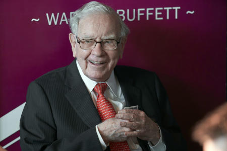 Warren Buffett, chairman and CEO of Berkshire Hathaway, smiles as he plays bridge following the annual Berkshire Hathaway shareholders meeting in Omaha, Neb., May 5, 2019. (AP)