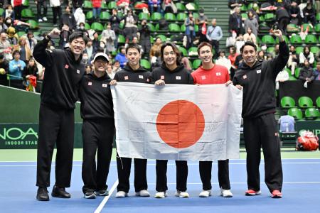 (L-R) Japan's Takeru Yuzuki, Yoshihito Nishioka, Kei Nishikori, coach Go Soeda, Yosuke Watanuki and Yasutaka Uchiyama pose as they celebrate their victory against Britain in the Davis Cup team tennis qualifiers at Bourbon Beans Dome in Miki, Hyogo Prefecture on February 1, 2025. (AFP)