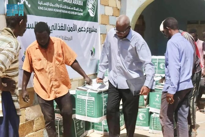 KSrelief continues to provide food aid as part of the Etaam project. (SPA)