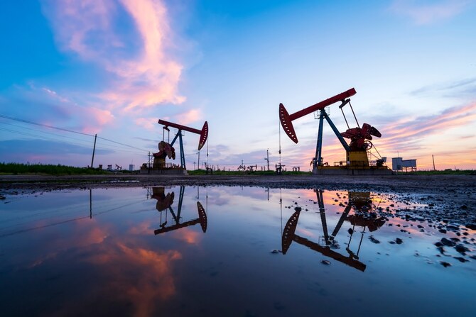 Brent crude futures climbed 14 cents, or 0.2 percent, to $72.14 per barrel by 9:42 a.m. Saudi time. Shutterstock