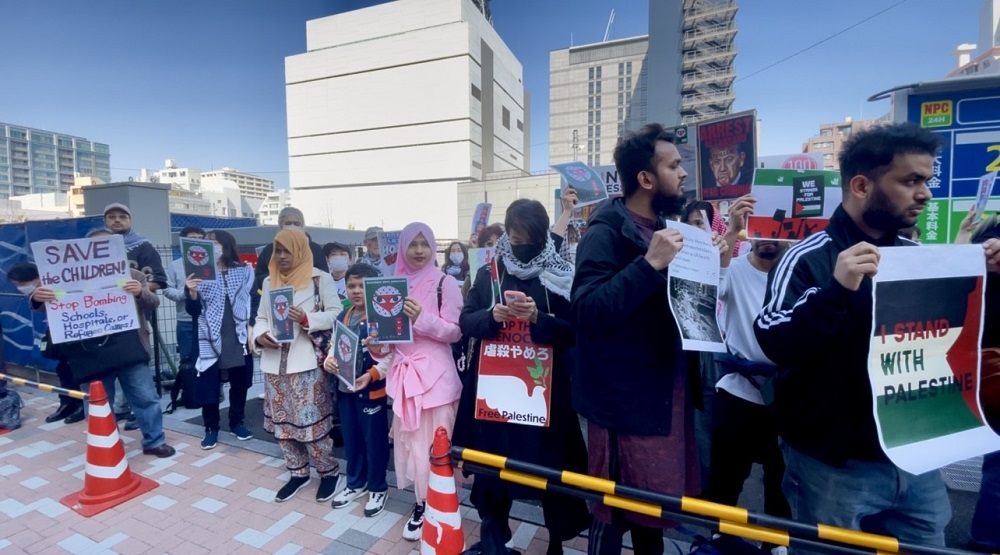 A demonstration was held in front of the Israeli Embassy in Tokyo on Saturday to protest the resumption of bombing by Israel in the Gaza Strip. (ANJ)