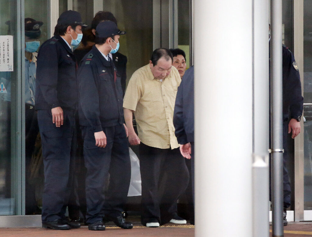 Former boxer Iwao Hakamada (C), 78, who has been on death row in Japan for 48 years, is released from a Tokyo detention center on March 27, 2014. (AFP)