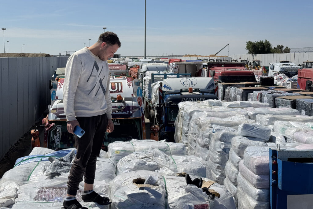 Trucks carrying humanitarian aid line up on the Egyptian side of the Rafah border crossing with the Gaza Strip on March 2, 2025, after Israel suspended the entry of supplies into the Palestinian enclave. (AFP)