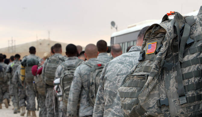 US army soldiers queue to board a plane to begin their journey home out of Iraq from the al-Asad Air Base west the capital Baghdad, on November 1, 2011. (AFP file photo)