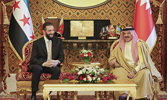 Bahrain’s King Sheikh Hamad bin Isa Al-Khalifa holds talks with Syrian President Ahmad Al-Sharaa at the Sakhir Palace in Manama on Saturday. (AP)