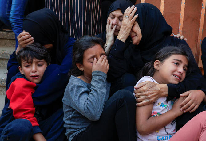Mourners react during the funeral of Palestinians killed in Israeli strikes, at Nasser hospital, in Khan Younis, southern Gaza Strip, May 21, 2025. REUTERS/Hatem Khaled