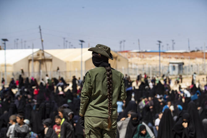 A Syrian Kurdish fighter stands guard at the Kurdish-run al-Hol camp, which holds relatives of suspected Daesh group fighters in the northeastern Hasakeh governorate, on April 18, 2025. (AFP)