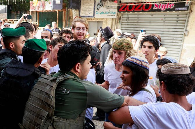 Israeli law enforcement officers scuffle with Israelis, on Jerusalem Day, in Jerusalem, May 26, 2025. (Reuters)