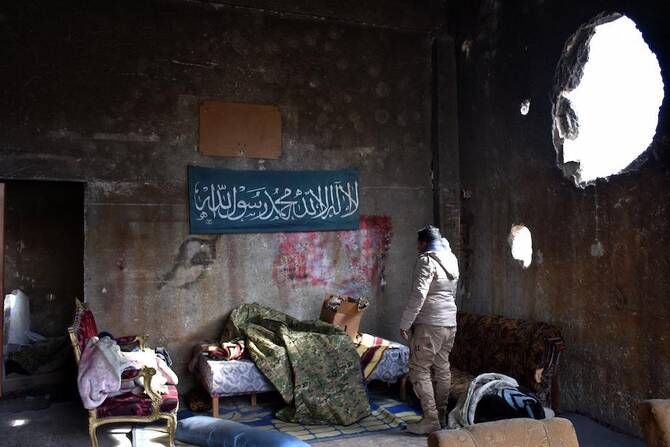 A member of the Syrian government forces inspects a post used by the Daesh in the newly captured Al-Safa neighborhood of Aleppo on Dec. 7, 2016. (AFP file photo)
