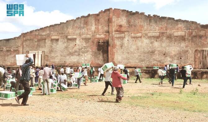 KSrelief distributed 1,155 food baskets to displaced and needy families in Somalia. (SPA)