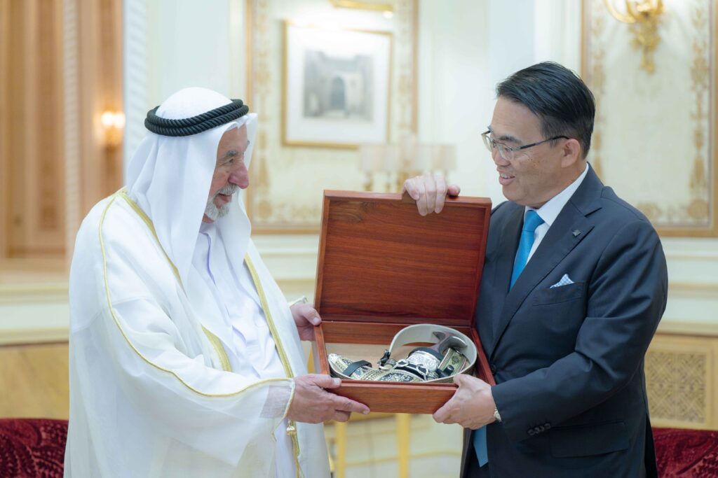 During the meeting, Sheikh Sultan welcomed the governor and his delegation, engaging in a cordial discussion focused on areas of mutual interest. (WAM)