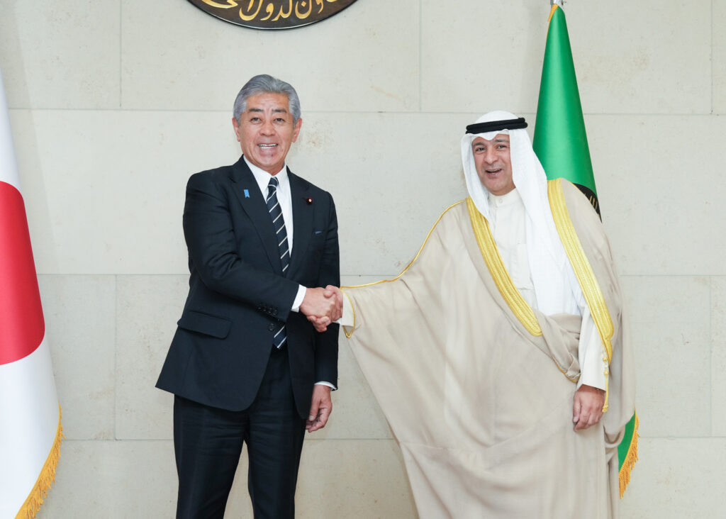Japan’s Foreign Minister IWAYA Takeshi and Secretary General of the Gulf Cooperation Council (GCC) Jasem Al Budaiwi during a meeting on May 1, 2025. (MOFA)