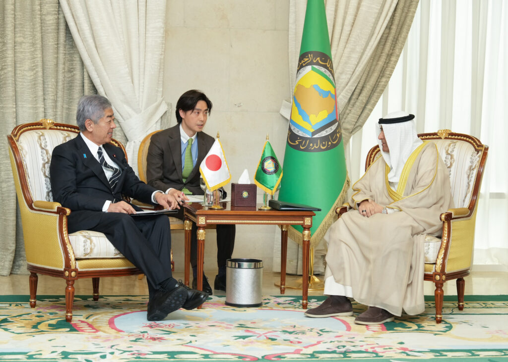 Japan’s Foreign Minister IWAYA Takeshi and Secretary General of the Gulf Cooperation Council (GCC) Jasem Al Budaiwi during a meeting on May 1, 2025. (MOFA)