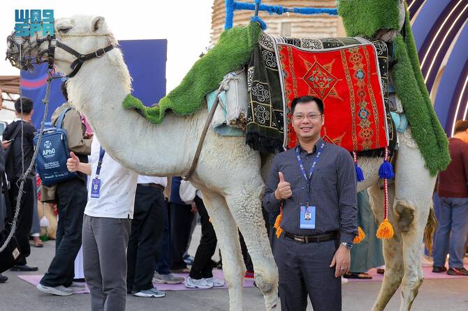 The enriching experience brought together 240 students from 30 countries and 110 international physics specialists. (SPA)