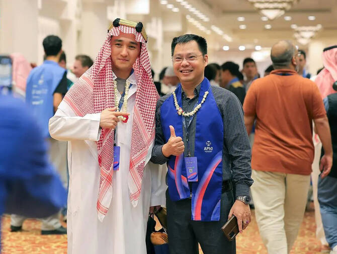 The enriching experience brought together 240 students from 30 countries and 110 international physics specialists. (SPA)