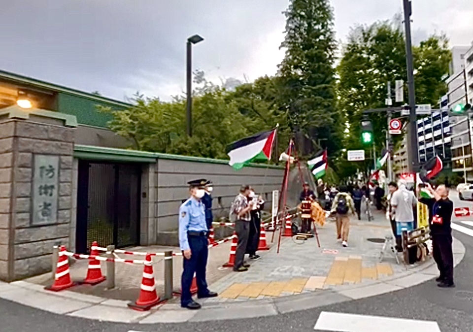 Both Japanese and foreign protesters have called on Israel to