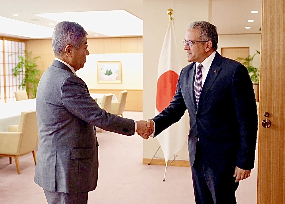 Foreign Minister Iwaya welcomed Dr. El-Anany on his third visit to Japan and expressed gratitude for his support in Japan-Egypt relations. (MOFA)