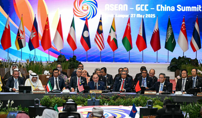 Malaysia's PM Anwar Ibrahim (C) and leaders of the ASEAN - GCC - China Summit in Kuala Lumpur on May 27, 2025. (AFP)
