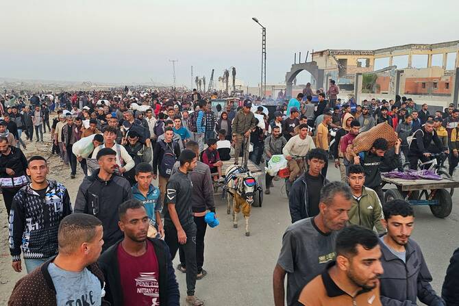 Displaced Palestinians return from a food distribution center in Rafah in the southern Gaza Strip on June 1, 2025. Gaza rescuers said Israeli gunfire killed at least 10 Palestinians near a US-backed aid distribution site on June 1, shortly after Washington rejected a Hamas ceasefire proposal as “totally unacceptable.” (AFP)