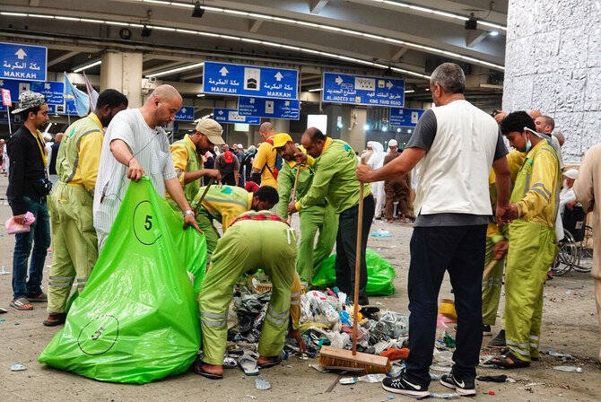 Pilgrims can protect the sanctity of the holy sites and contribute to a greener future for the Kingdom through adopting mindful consumption habits and choosing eco-conscious products. (AN Photo/Huda Bashatah/File)