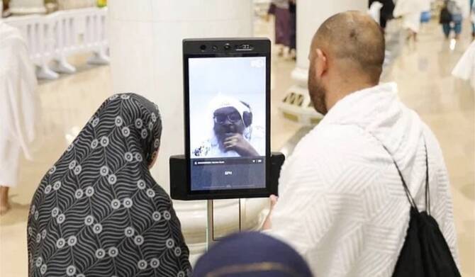 Young Saudi volunteers step in to translate and ease some of the challenges pilgrims face. (File photo)