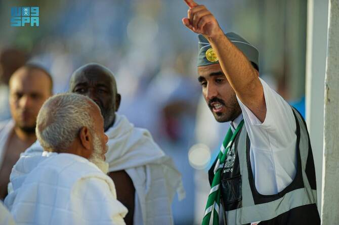 Volunteers exemplify generosity and support various sectors serving pilgrims, while also developing their skills and capabilities. (SPA)