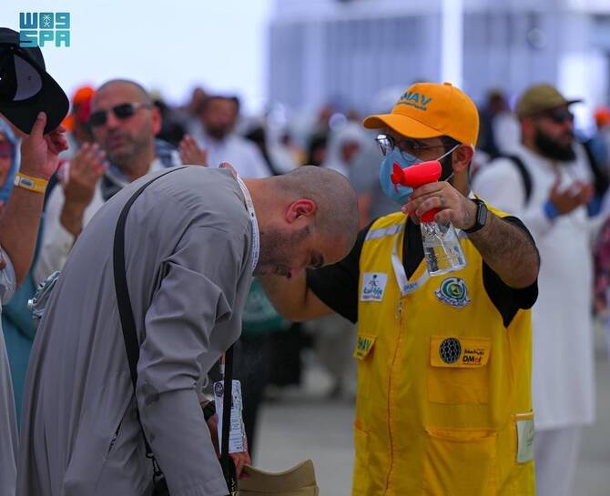 Volunteers exemplify generosity and support various sectors serving pilgrims, while also developing their skills and capabilities. (SPA)